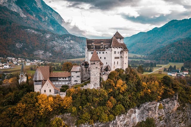 König, Schloss und Gästezimmer