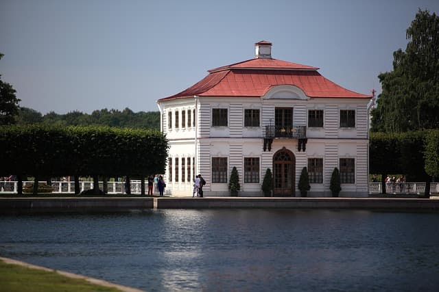 König, Schloss und Gästezimmer