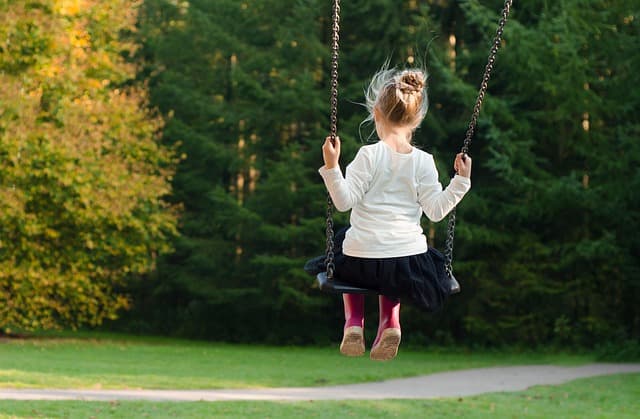 Ausflug mit den Naturbegleiter*innen für queere Familien: Treptower Park